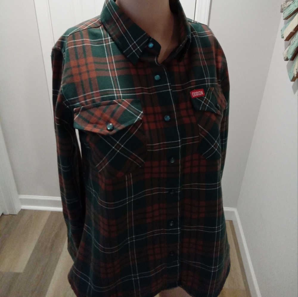 Dixxon's Mistletoe features a Green, Brown & White Plaid Flannel Size M